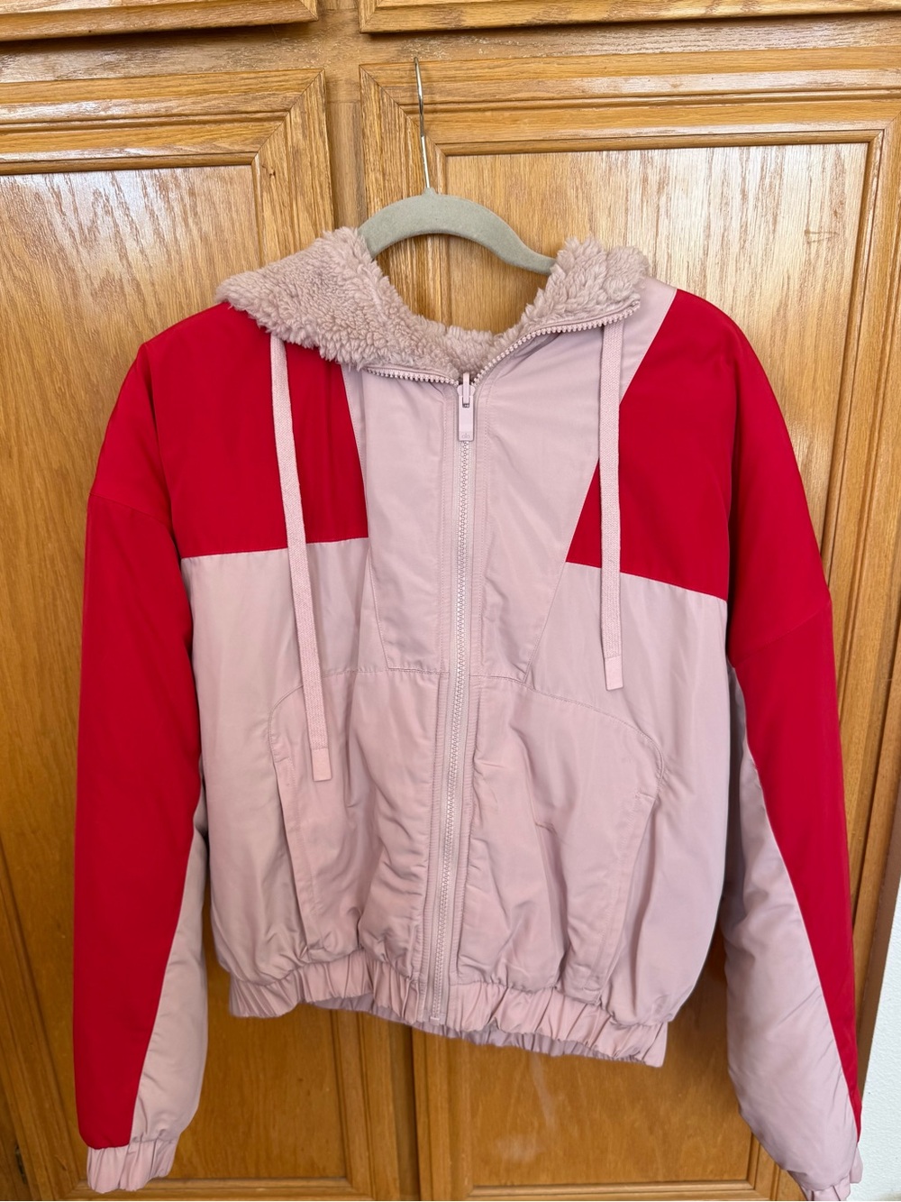 ALO YOGA DUALITY REVERSIBLE SHERPA JACKET - PALE MAUVE/SCARLET - size small